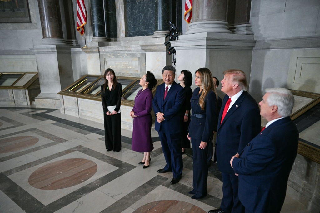 Photo by JIM WATSON / AFP. US President Donald Trump, First Lady Melania Trump, China's President Xi Jinping and his wife Peng Liyuan visit the National Archives in Washington, DC on September 25, 2026.