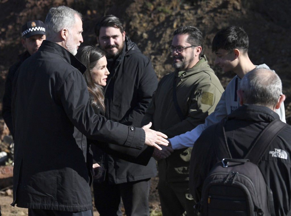 Photo by CRISTINA QUICLER / AFP  Spain's King Felipe VI (2L) and Queen Letizia, followed by Spain's deputy prime minister Maria Jesus Montero, meet persons who helped on the site of a high-speed trains collision that killed at least 41 people, in Adamuz, southern Spain, on January 20, 2026.