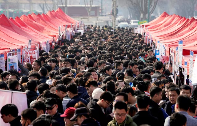 Job seekers crowd a job fair at Liberation Square in Shijiazhuang, Hebei province, China February 25, 2018. REUTERS/Jason Lee/File Photo