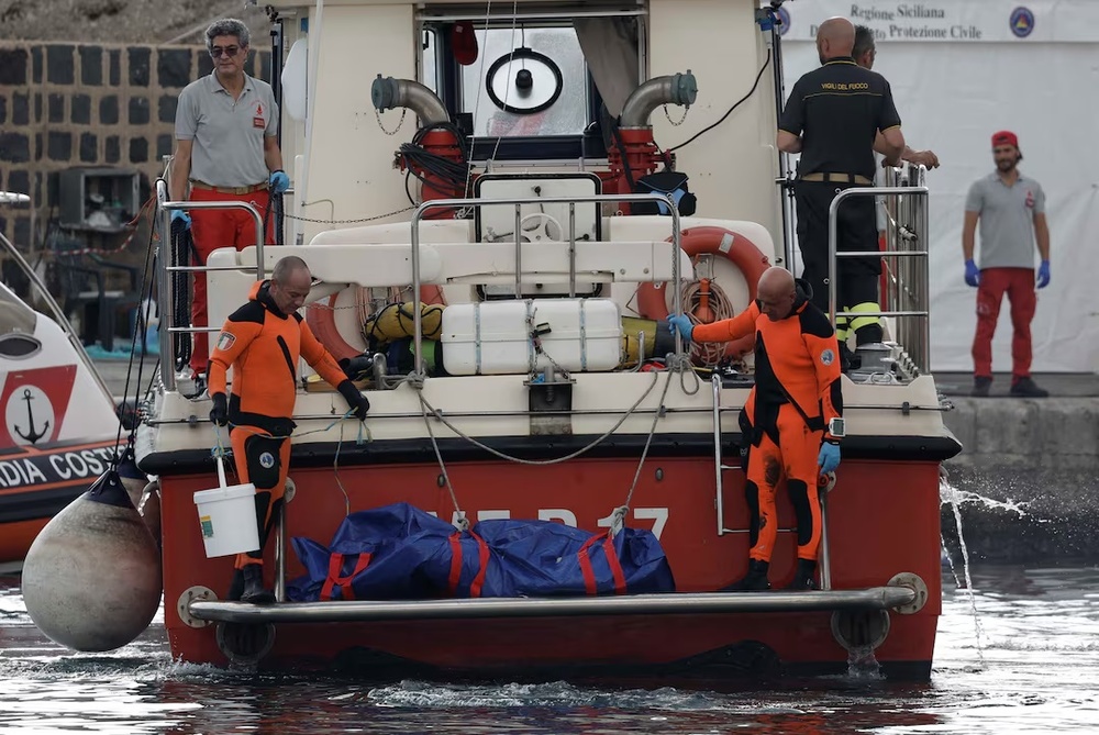 Rescue personnel work near a bodybag at the scene where a luxury yacht sank, off the coast of Porticello, near the Sicilian city of Palermo, Italy, August 22, 2024. REUTERS/Louiza Vradi Rescue personnel work near a bodybag at the scene where a luxury yacht sank, off the coast of Porticello, near the Sicilian city of Palermo, Italy, August 22, 2024. REUTERS/Louiza Vradi