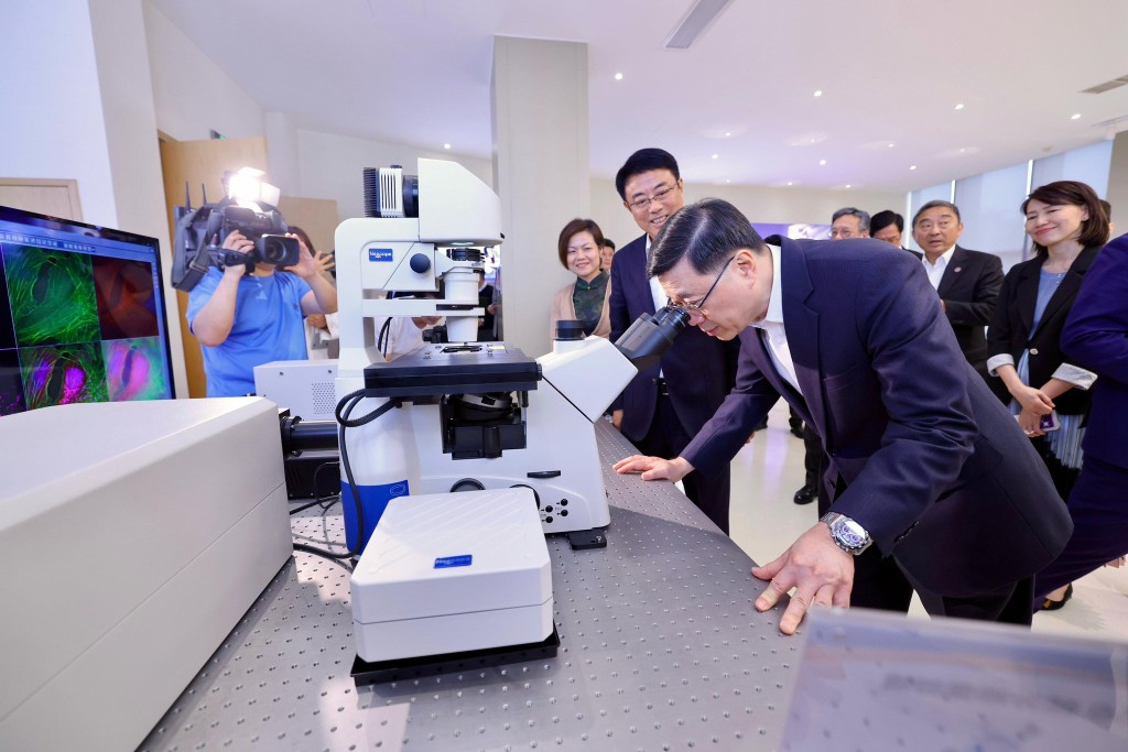 John Lee visits Novel Optics in Ningbo (John Lee's Facebook)