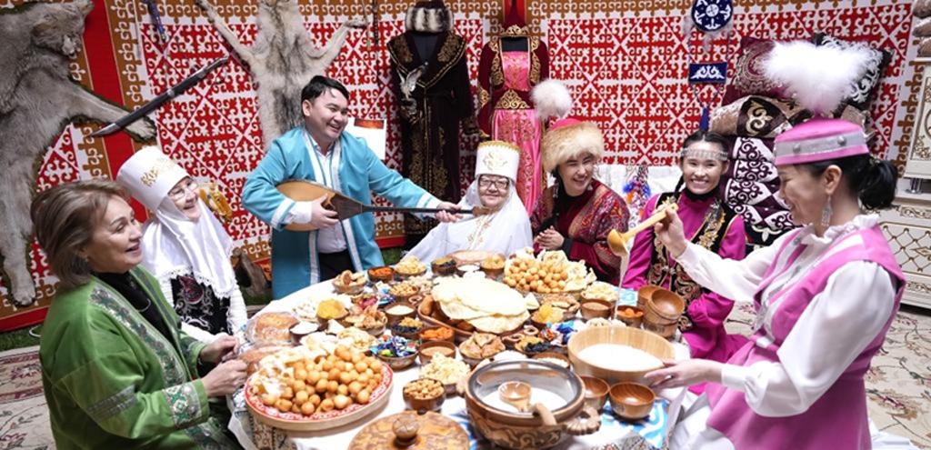 Horse meat, camel milk and dombra music – a traditional Kazakh meal. (XINHUA)