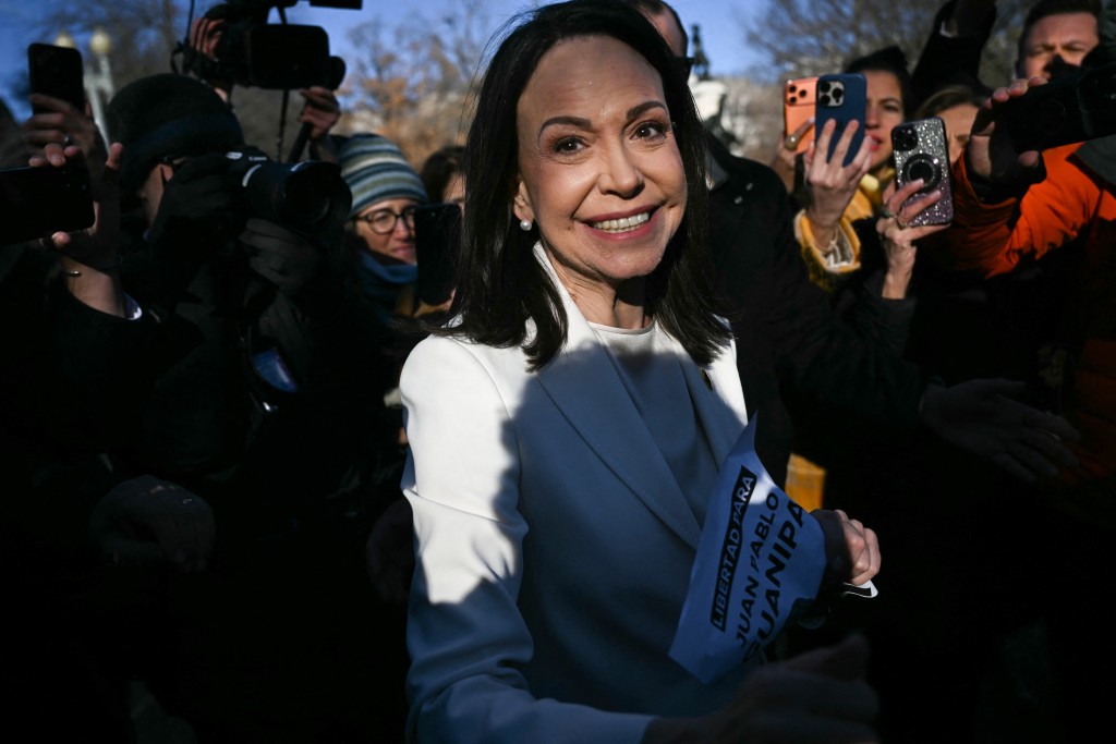 TOPSHOT - Venezuelan opposition leader Maria Corina Machado greets supporters outside the White House following a meeting with US President Donald Trump in Washington, DC, on January 15, 2026. (Photo by Brendan SMIALOWSKI / AFP)