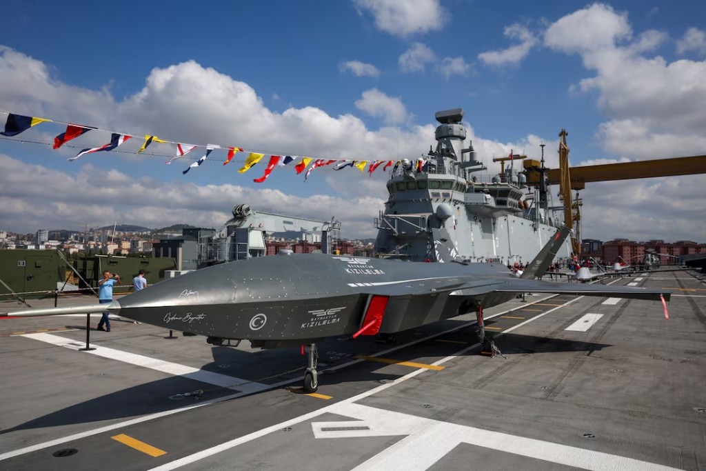  Kizilelma, an unmanned fighter aircraft developed by Turkish defence firm Baykar, stands on the deck of the TCG Anadolu, Turkey's first amphibious assault ship, alongside other drones and army helicopters during the Teknofest Blue Homeland event at the Naval Shipyard Command, in Istanbul, Turkey, August 29, 2025. REUTERS/Murad Sezer