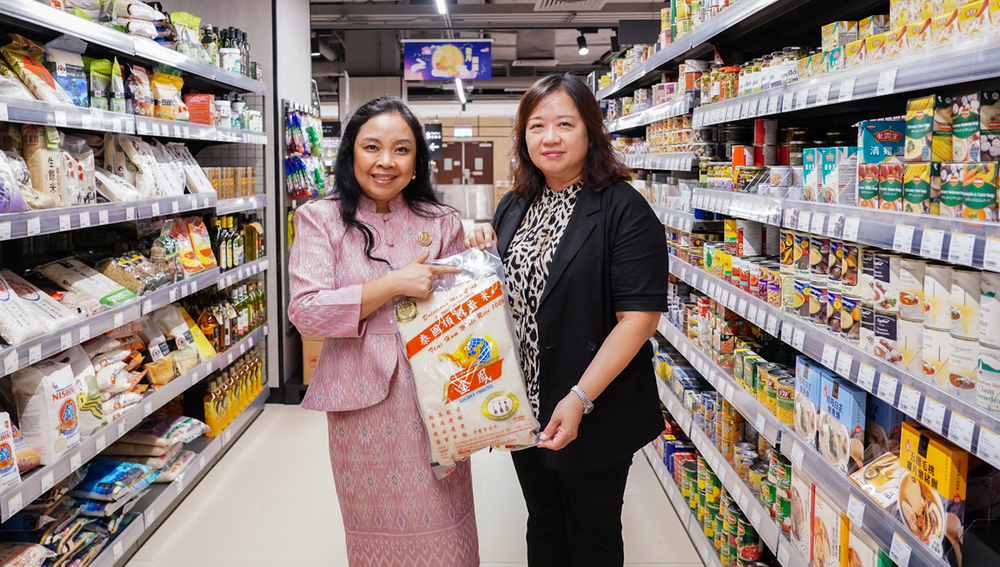 Mrs. Chanunpat and Ms. Chan introducing Thai Hom Mali Rice available at APITA.
