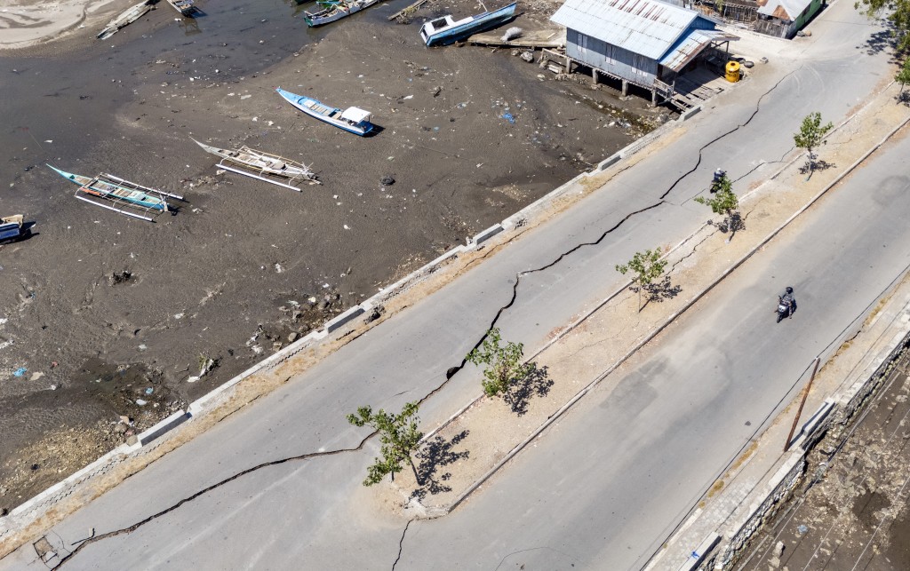  cracks in a road in Marapokot, Nagekeo, East Nusa Tenggara, on August 17, 2026, following a 7.7-magnitude earthquake. (AFP)