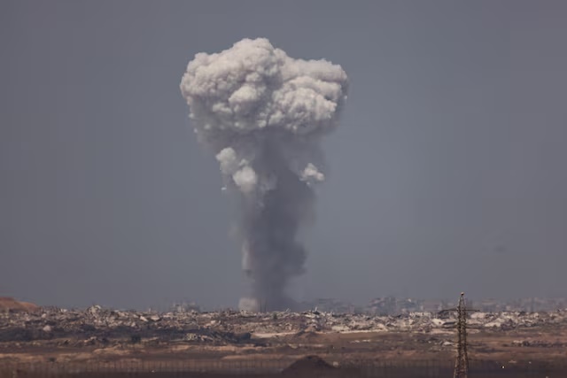 Smoke rises from Gaza after an explosion, as seen from the Israeli side of the border, August 25, 2025. REUTERS/Amir Cohen