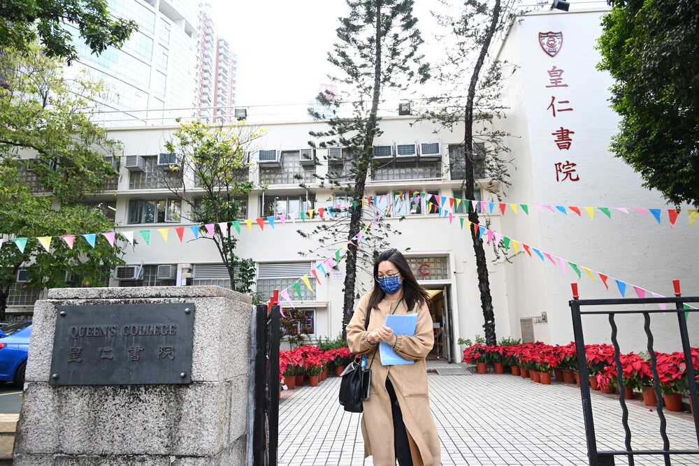 Fewer parents headed to elite secondary schools to hand in application forms for discretionary places allocation. Fewer parents headed to elite secondary schools to hand in application forms for discretionary places allocation.
