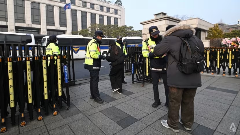 Police officers check visitors at the main gate of the Constitutional Court in Seoul on Jan21, 2025, before South Korean President Yoon Suk Yeol is scheduled to attend his impeachment trial for the first time. (Photo: AFP/Jung Yeon-je) Police officers check visitors at the main gate of the Constitutional Court in Seoul on Jan21, 2025, before South Korean President Yoon Suk Yeol is scheduled to attend his impeachment trial for the first time. (Photo: AFP/Jung Yeon-je)