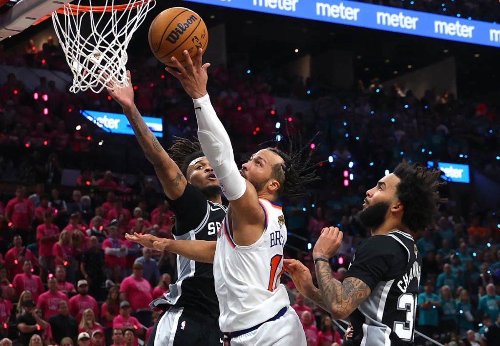 Jalen Brunson drives to the basket on his way to 30 points against the Spurs. AFP