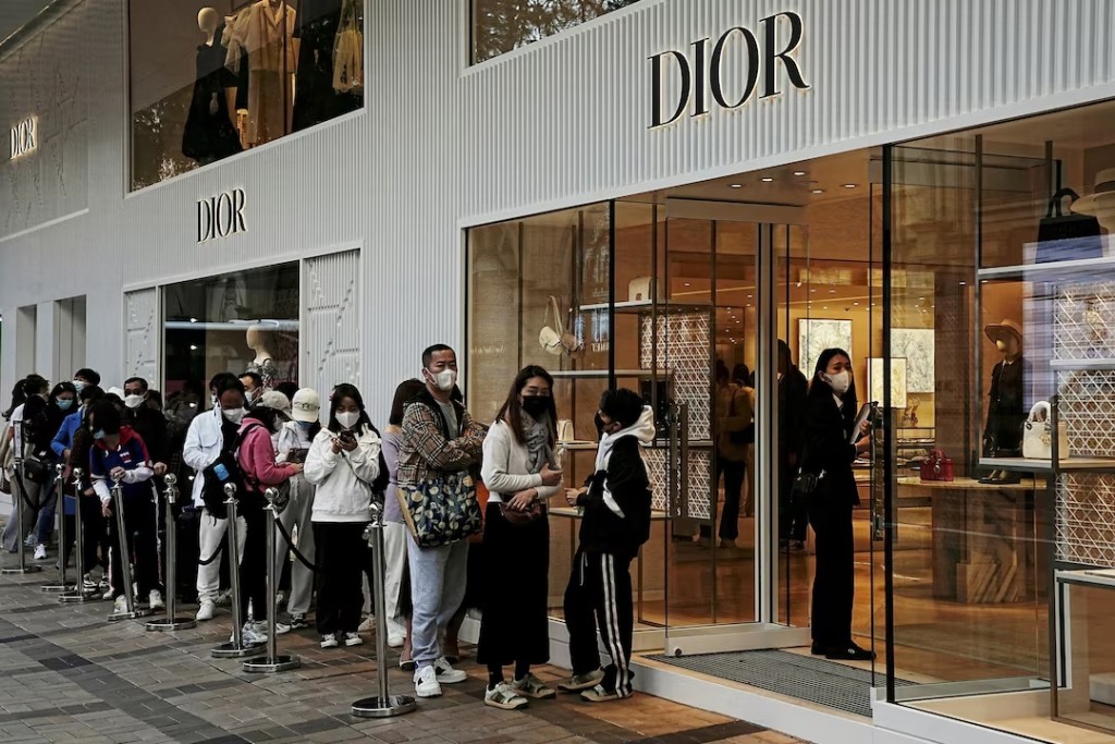 Shoppers queue up to enter a Dior luxury store at Tsim Sha Tsui district in Hong Kong, China February 15, 2023. REUTERS/Lam Yik/File Photo