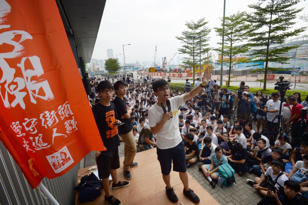 Joshua Wong, the former Secretary-General of 'Demosistō' who is currently serving a prison sentence for the '35+ Case,' has again pleaded guilty to a case involving endangerment of national security. Joshua Wong, the former Secretary-General of 'Demosistō' who is currently serving a prison sentence for the '35+ Case,' has again pleaded guilty to a case involving endangerment of national security.