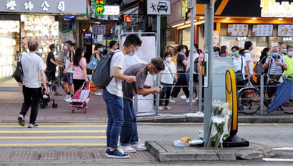 Citizens pay tribute to Cheng who died in the taxi crash this morning. Citizens pay tribute to Cheng who died in the taxi crash this morning.