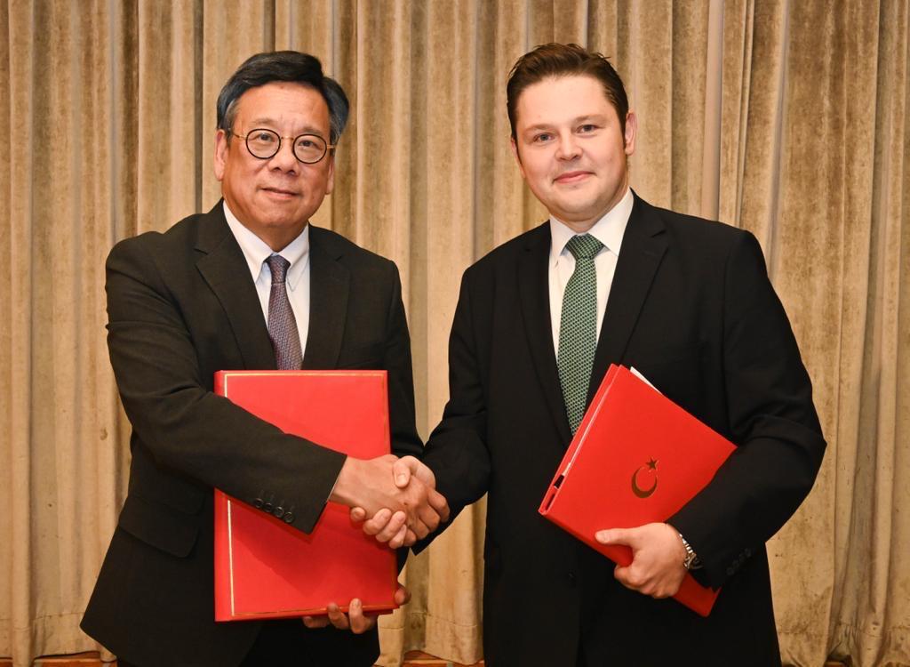 Secretary for Commerce and Economic Development of Hong Kong Algernon Yau with Kerim Sercan Evcin at the signing ceremony of the Investment Promotion and Protection agreement.