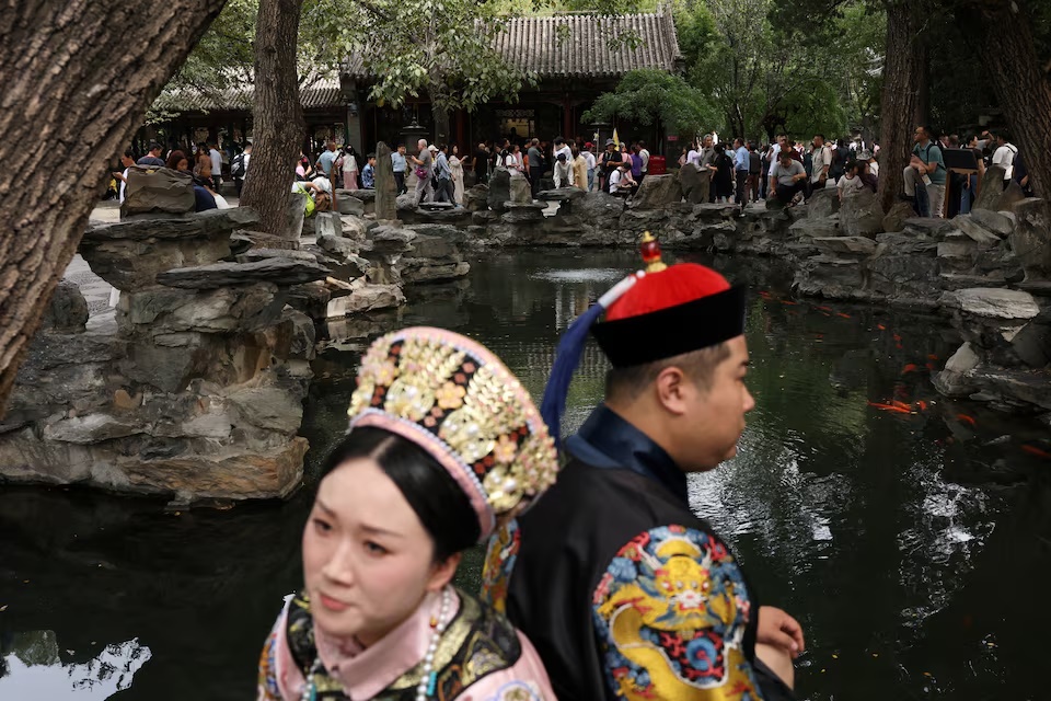  Tourists wearing Qing dynasty costumes visit Prince Kung's Mansion on National Day, the first day of China's eight-day Golden Week holiday, in Beijing, China October 1, 2025. REUTERS/Florence Lo 