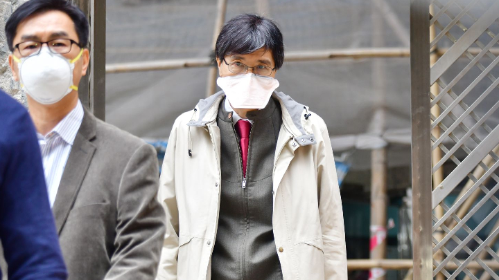 Yuen Kwok-yung suggested wear two surgical masks to step up protection against Omicron. Yuen Kwok-yung suggested wear two surgical masks to step up protection against Omicron.