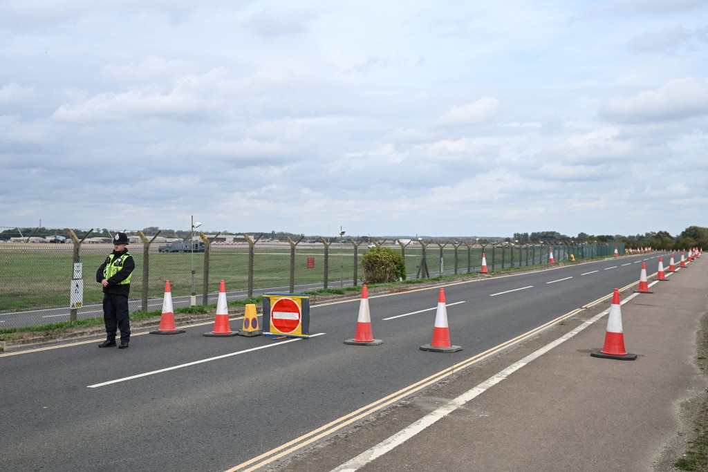 A policeman mans a roadblock on the perimeter of RAF Fairford base in Fairford, south-west England on September 27, 2026, as UK counter-terrorism police investigate an incident near the base in the village of Whelford. (AFP)