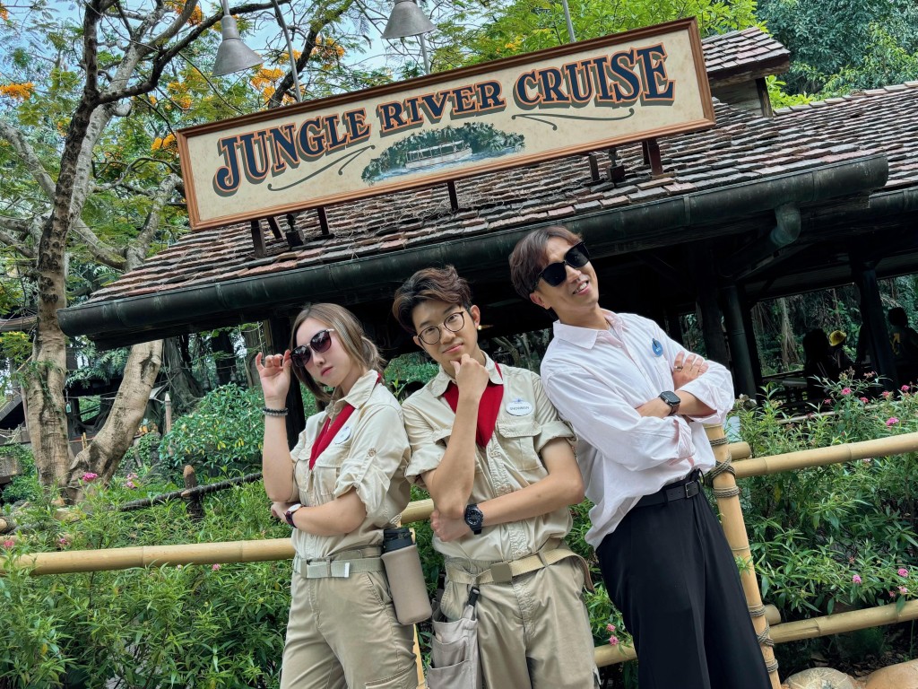 (From the left) Skipper CK, Skipper Snowman and Ricco Leung, HKDL’s manager, park operations