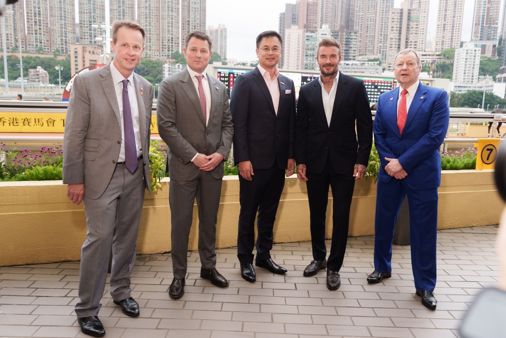 Winfried Engelbrecht-Bresges (1st right), HKJC executive director, Racing, Andrew Harding (1st left) and executive director, Sports Business, Casper Stylsvig (2nd left) tour David Beckham (2nd right) and Ken Wong, executive vice president of Lenovo (centre) round Happy Valley Racecourse. (HKJC)