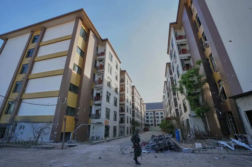A Thai soldier keeps guard outside a scam center in O'Smach, Cambodia, Monday, Feb. 2, 2026, (AP Photo/Sakchai Lalit, File)