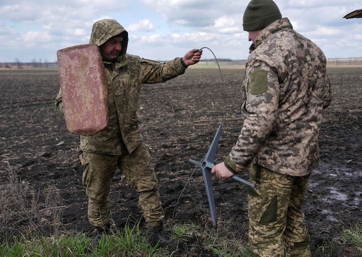 Servicemen of the 68th Oleksa Dovbush Separate Jaeger Brigade of the Armed Forces of Ukraine set up Starlink satellite internet system, amid Russia's attack on Ukraine, near the frontline town of Pokrovsk in Donetsk region, Ukraine April 10, 2025. REUTERS/Inna Varenytsia/File Photo 