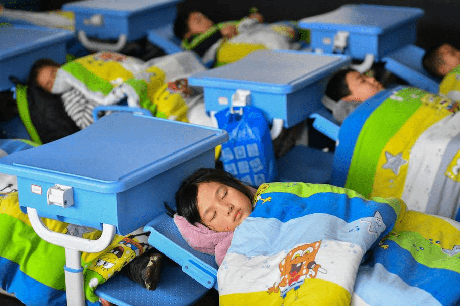 Third graders take a nap during the noon break on foldable chairs at a primary school in Liuyang City, central China's Hunan Province, Jan. 10, 2024. (Xinhua/Chen Zeguo) Third graders take a nap during the noon break on foldable chairs at a primary school in Liuyang City, central China's Hunan Province, Jan. 10, 2024. (Xinhua/Chen Zeguo)
