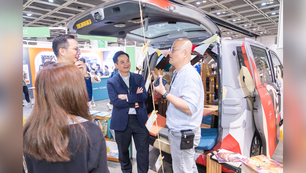 Dr Stephen Wong of the Chief Executive's Policy Unit visited the S+ Expo.