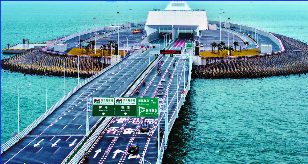 The first cycling race on the Hong Kong-Zhuhai-Macao Bridge led to long queues at the HK Port. XINHUA, SING TAO The first cycling race on the Hong Kong-Zhuhai-Macao Bridge led to long queues at the HK Port. XINHUA, SING TAO