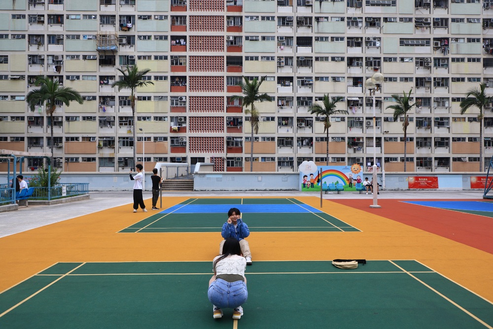 Citizens flock to Choi Hung Estate and take photos after the government announces rebuild plan. File photo. Citizens flock to Choi Hung Estate and take photos after the government announces rebuild plan. File photo.
