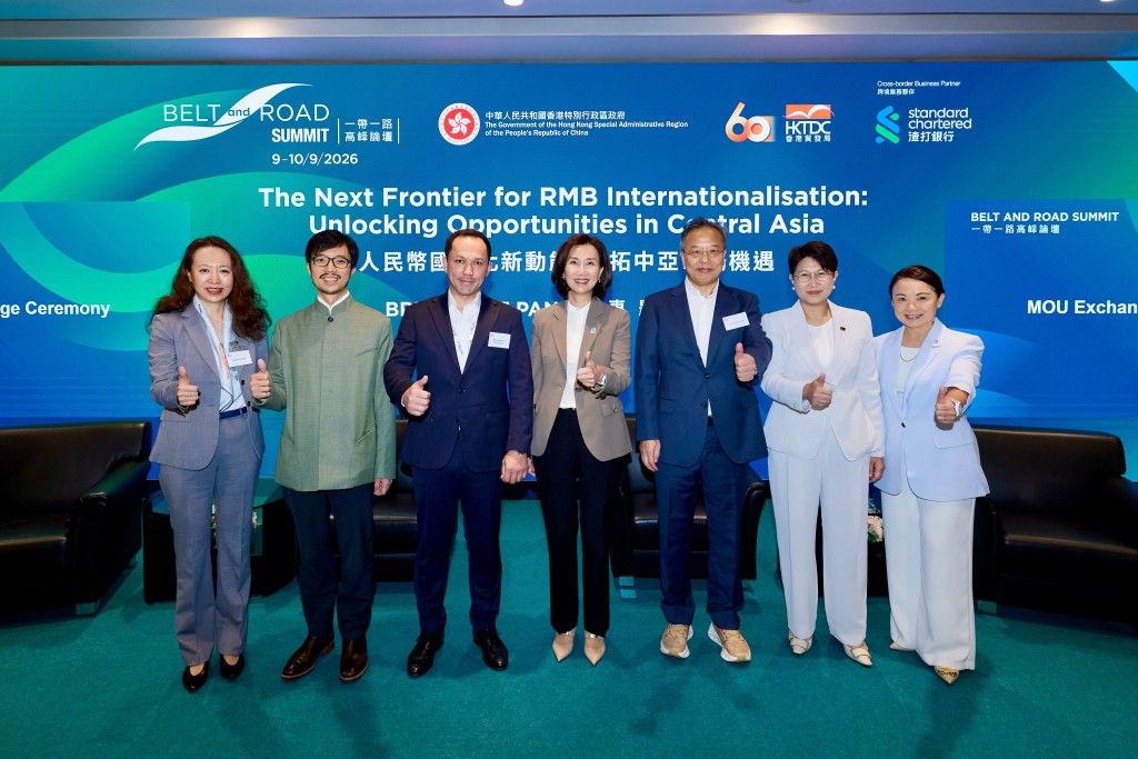 From left: Sabrina Gao, head of China corporates, Hong Kong, Standard Chartered; Nicolas Ho, commissioner for Belt and Road, HKSAR Government; Mirsaidkhon Khadiyev, director of International Cooperation Department, JSC Asakabank; Mary Huen; Long Jisheng, chairman & CEO, Shanghai SUS Environment; Sophia Chong, executive director, Hong Kong Trade Development Council; Karen Ng, global head, RMB Internationalisation Engagement, Standard Chartered, attended the MOU exchange ceremony. Standard Chartered