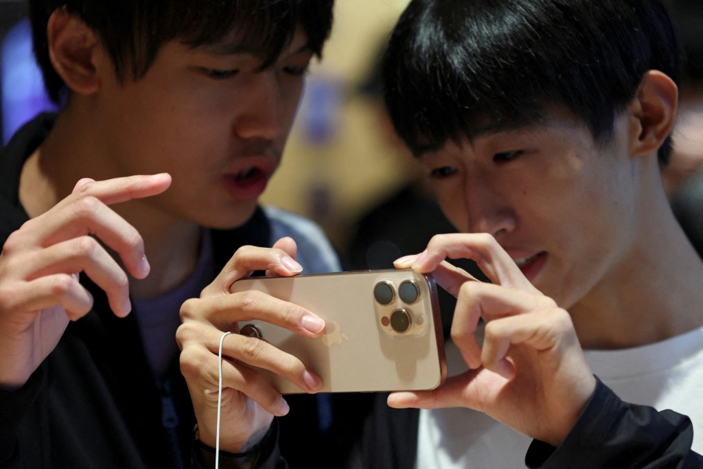 People check an iPhone 16 Pro as the new iPhone 16 series smartphones go on sale at an Apple store in Beijing, China September 20, 2024. REUTERS/Florence Lo/File Photo