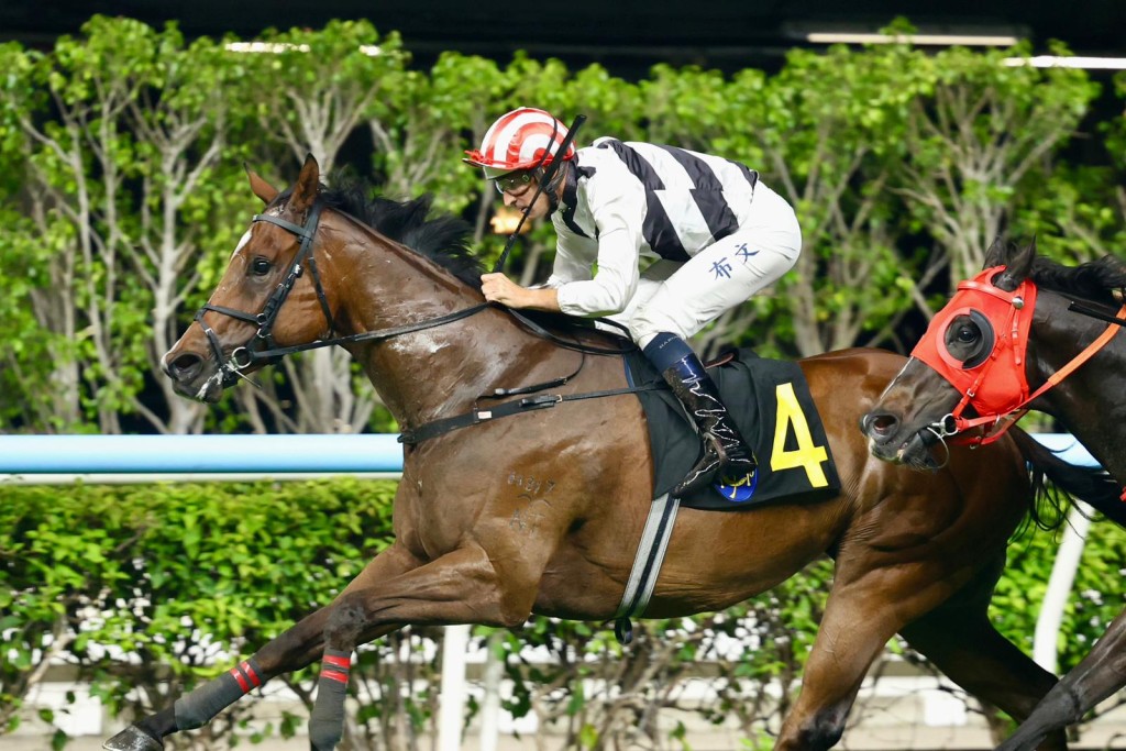 Dan Attack leads all the way for Hugh Bowman (Sing Tao) 
