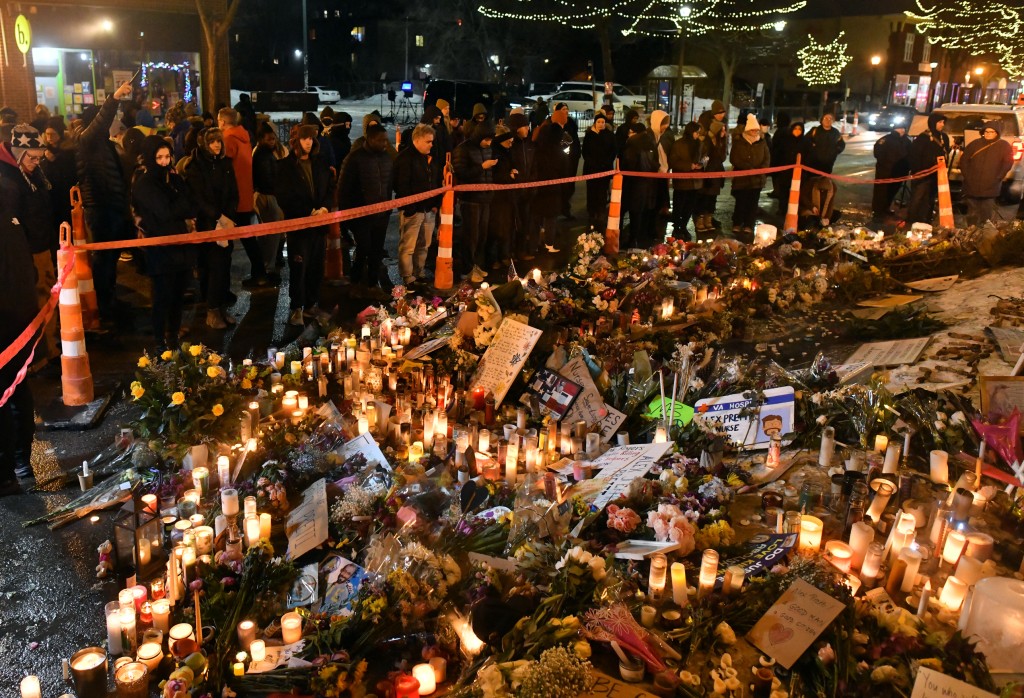 Photo by OCTAVIO JONES / AFP  People mourn at a makeshift memorial in the area where Alex Pretti was shot dead by federal immigration agents in Minneapolis, Minnesota, on January 26, 2026.