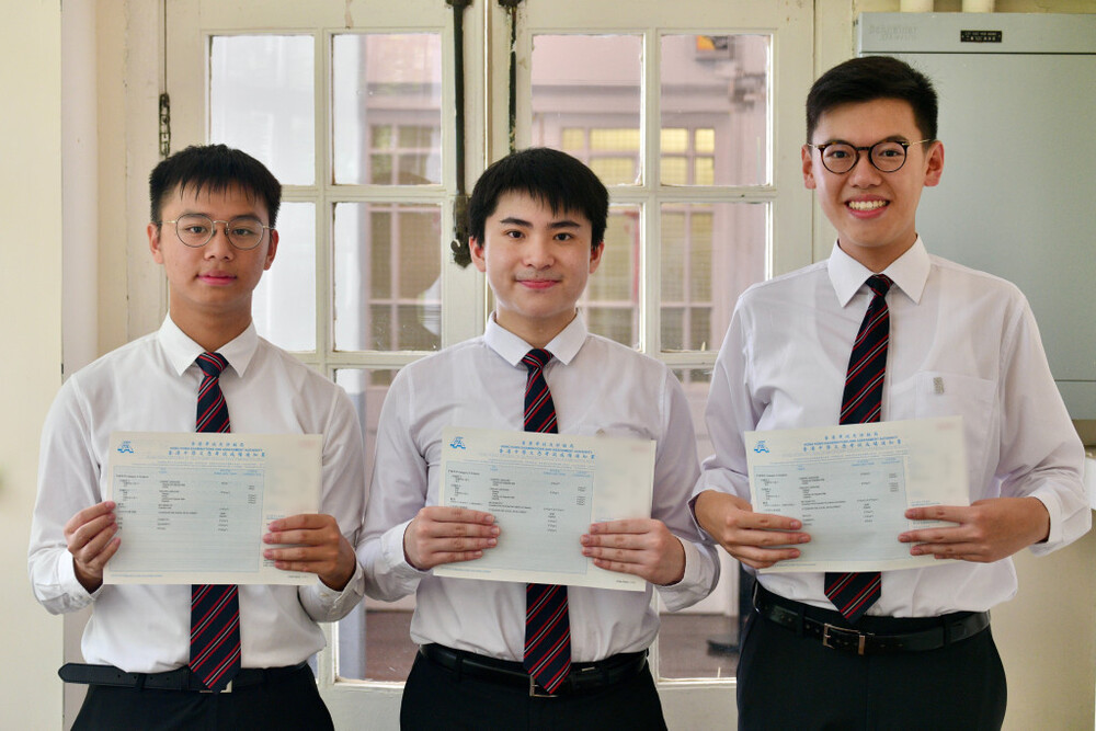 Jonathan Chan Yiu-sang (C) from Diosecan Boys’ School. 