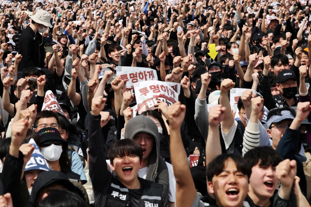 Samsung Electronics??labour union members chant slogans during a protest against company? compensation levels ahead of a planned lengthy strike in front of Samsung Electronics semiconductor plant in Pyeongtaek, South Korea, April 23, 2026.  REUTERS