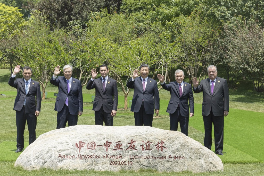 Chinese President Xi Jinping and leaders of five Central Asian countries plant six pomegranate trees that represent close China-Central Asia solidarity and cooperation after the first China-Central Asia Summit in Xi'an, northwest China's Shaanxi Province, May 19, 2023. (Xinhua/Liu Bin)