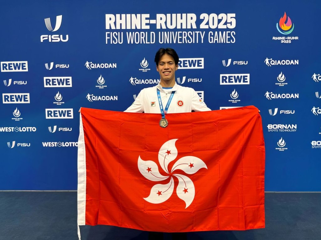 Adam Mak Sai-ting, a Year 4 student in Physical Education, Exercise Science and Health and a SALSA student, sets a new Hong Kong record in the men’s 200m breaststroke with a time of 2:08.77