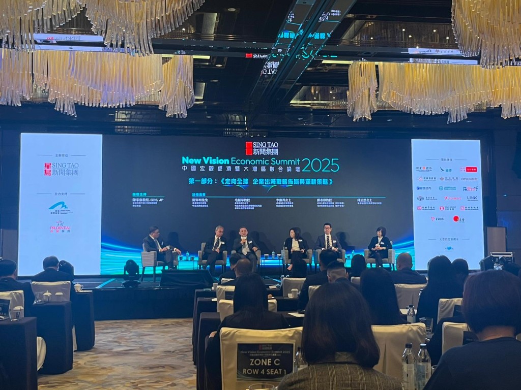 From left to right, Kceajer Chan adjunct professor at HKUST Business School, Kwan, Mao, Lee, Tang and Chan