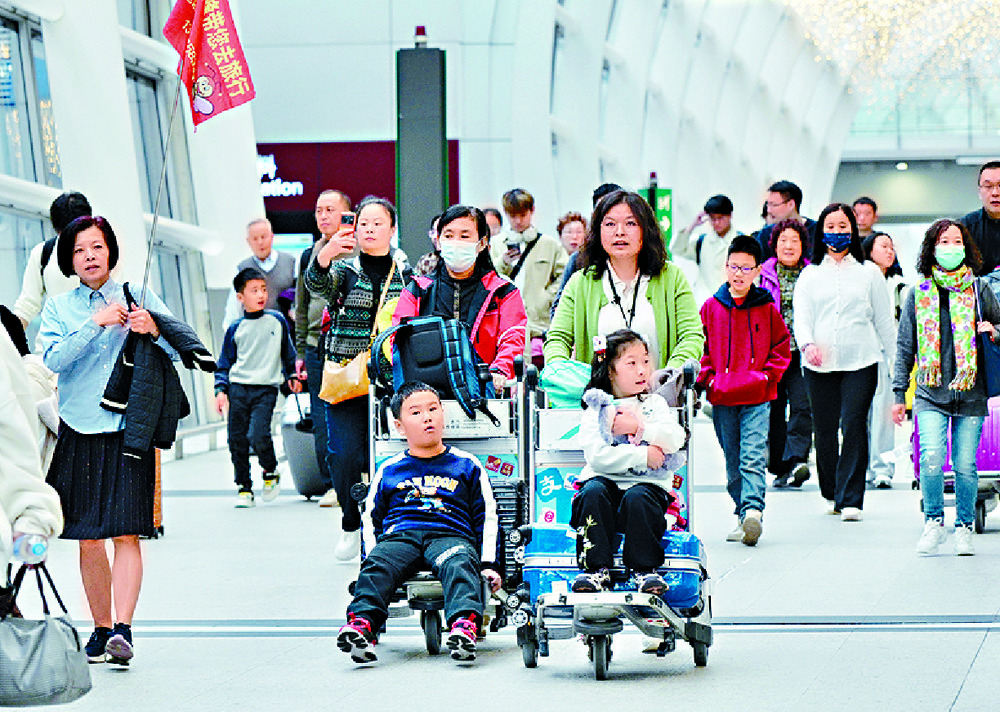 Lau Yu-lung says those who return with flu symptoms from holidays abroad should not go out until their symptoms are gone. SING TAO Lau Yu-lung says those who return with flu symptoms from holidays abroad should not go out until their symptoms are gone. SING TAO
