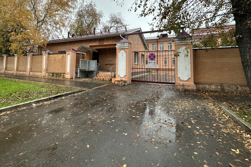 Photo by STRINGER / AFP  A view of the entrance to the grounds of the anti-plague institute in the city of Irkutsk on October 6, 2026.
