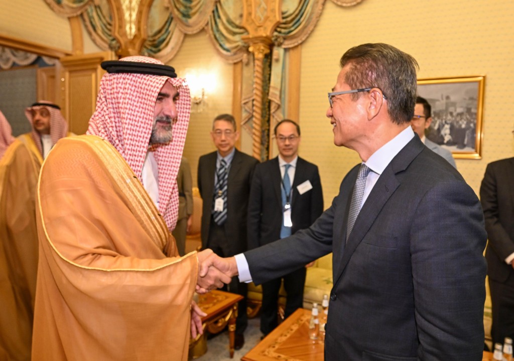 The Financial Secretary, Paul Chan, continued to lead a delegation of the financial and innovation sectors to visit Riyadh, Saudi Arabia, on October 30 (Riyadh time). Photo shows Chan (right) meeting with the Governor of the Public Investment Fund of Saudi Arabia, Yasir Othman Al-Rumayyan (left)