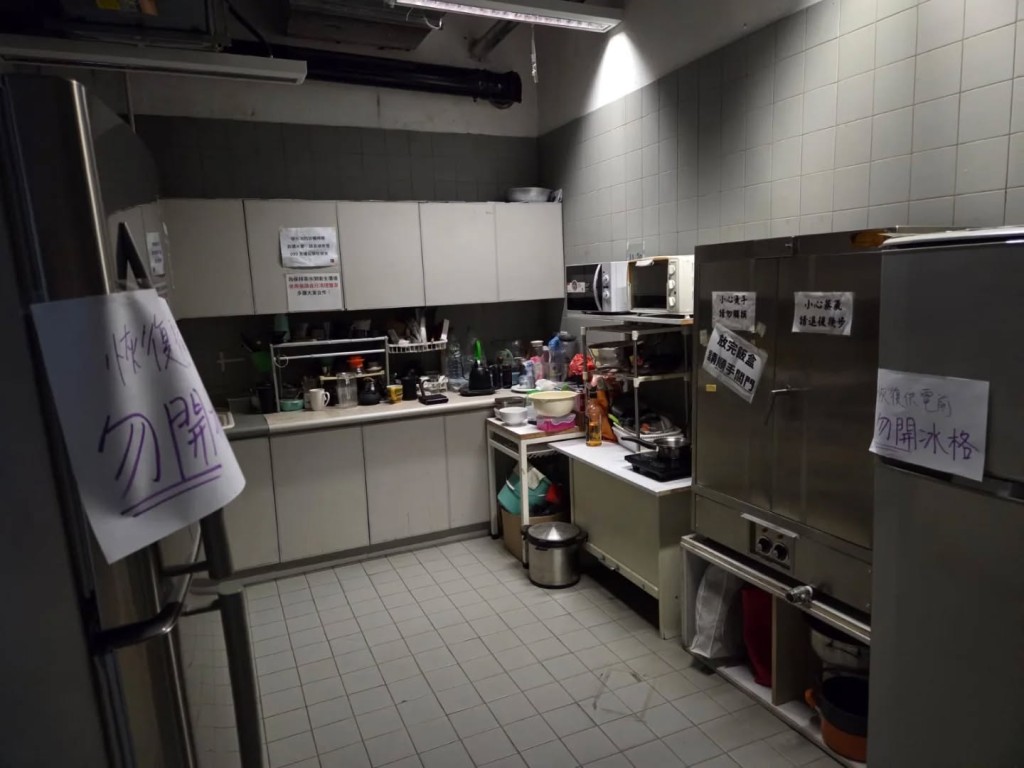 A notice was posted on the refrigerator reminding people not to open it before power was restored. FB/HKICC Lee Shau Kee School of Creativity