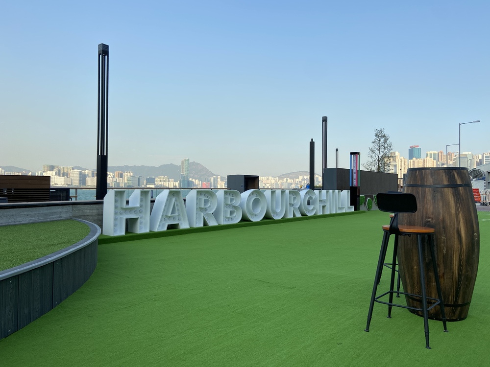 The new area features curved outdoor deck with featured tables and chairs, providing more leisure and dining space for the public.