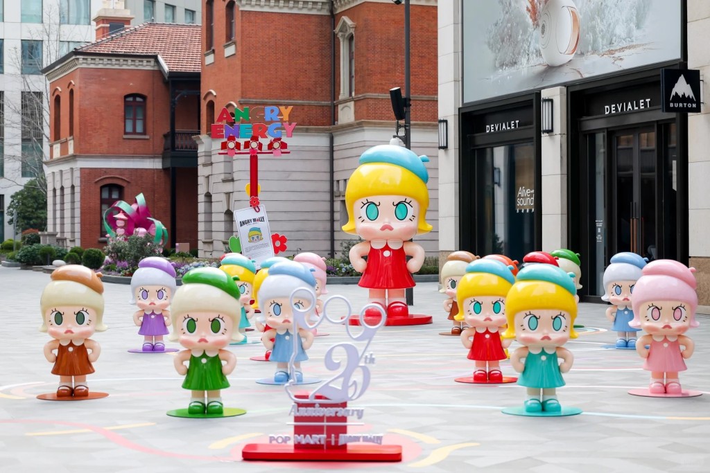 Nearly 20 rainbow‑hued fiberglass Angry Molly sculptures have transformed the South Garden of HKRI Taikoo Hui into a giant photo spot for fans