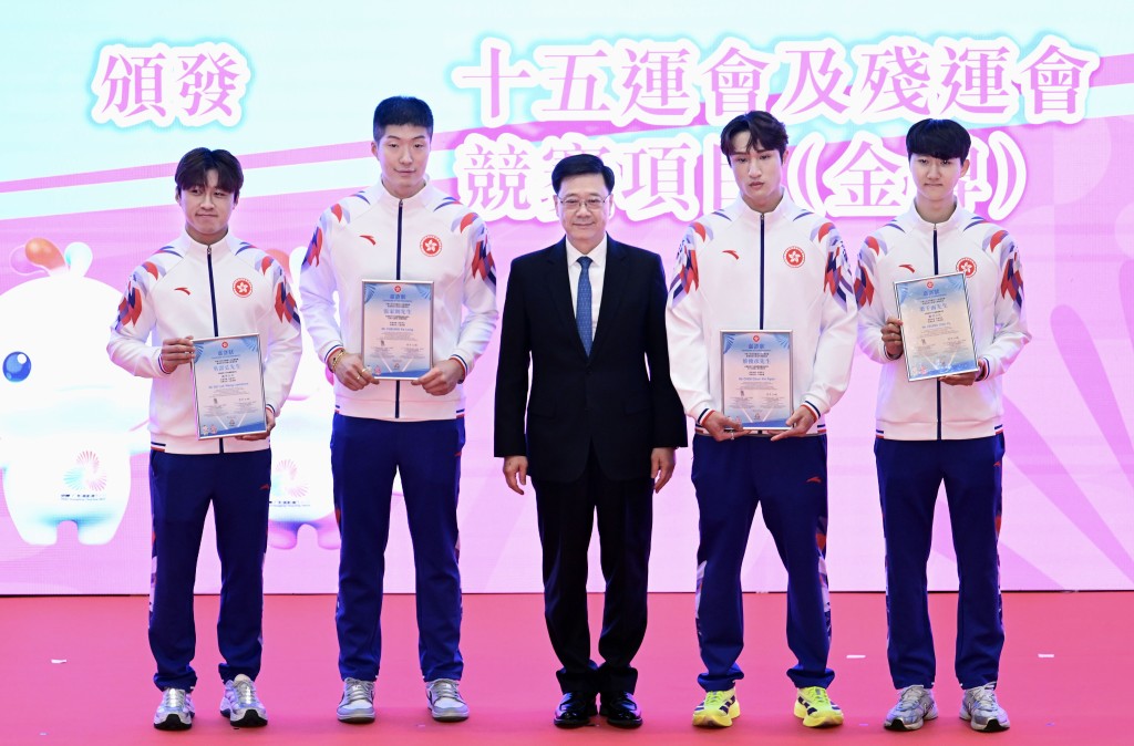 Men’s foil team receive awards.