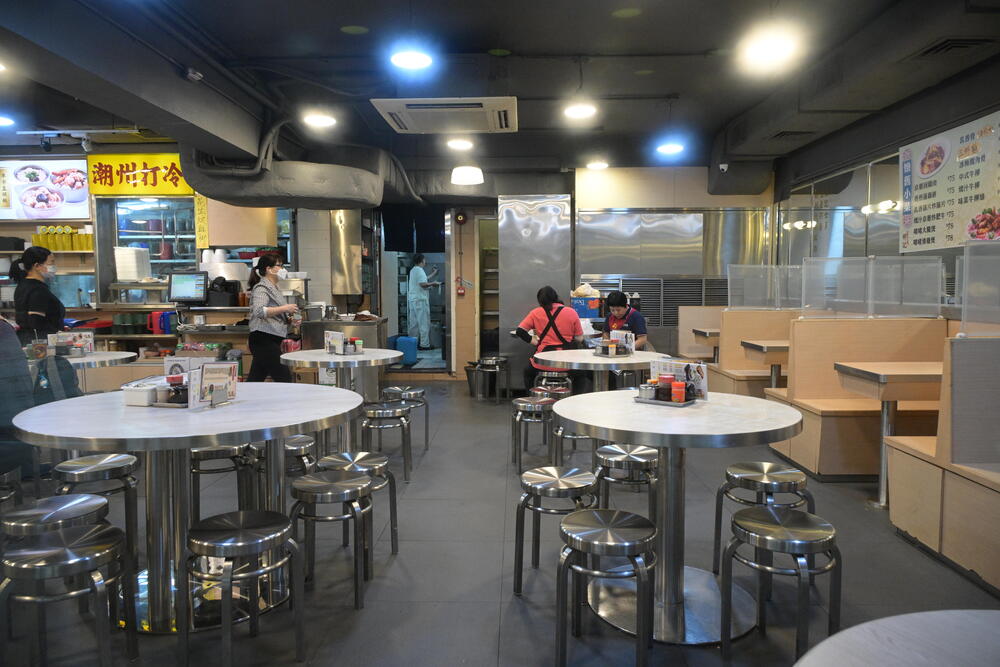 Business owners attributed the decline to the trend of locals traveling to the mainland for leisure. Sing Tao Business owners attributed the decline to the trend of locals traveling to the mainland for leisure. Sing Tao