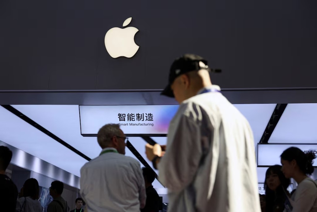  People walk past a booth showcasing Apple's suppliers during the China International Supply Chain Expo (CISCE) in Beijing, China June 22, 2026. REUTERS/Florence Lo 
