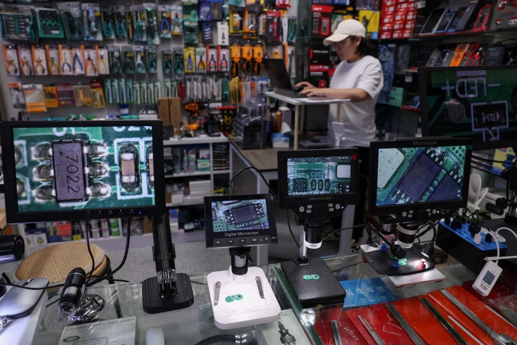  Magnifier screens show chips at a booth in a mall of Huaqiangbei electronics market in Shenzhen, Guangdong province, China October 30, 2025. REUTERS/Tingshu Wang/File Photo 