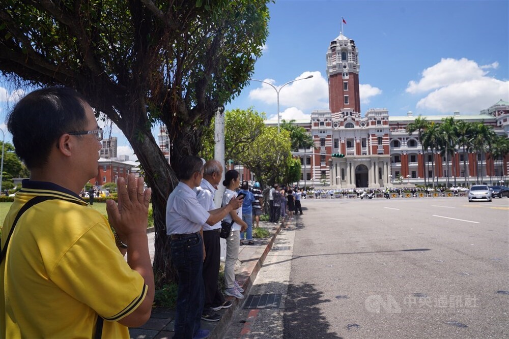 Taiwanese in front of the Presidential Office  pay their last respects to the late president Lee Teng-hui. 