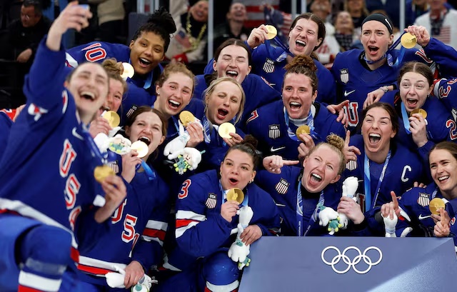 Milano Cortina 2026 Olympics - Ice Hockey - Women's Victory Ceremony - Milano Santagiulia Ice Hockey Arena, Milan, Italy - February 19, 2026. Gold medallists United States pose for a team group photo during the victory ceremony REUTERS/David W Cerny